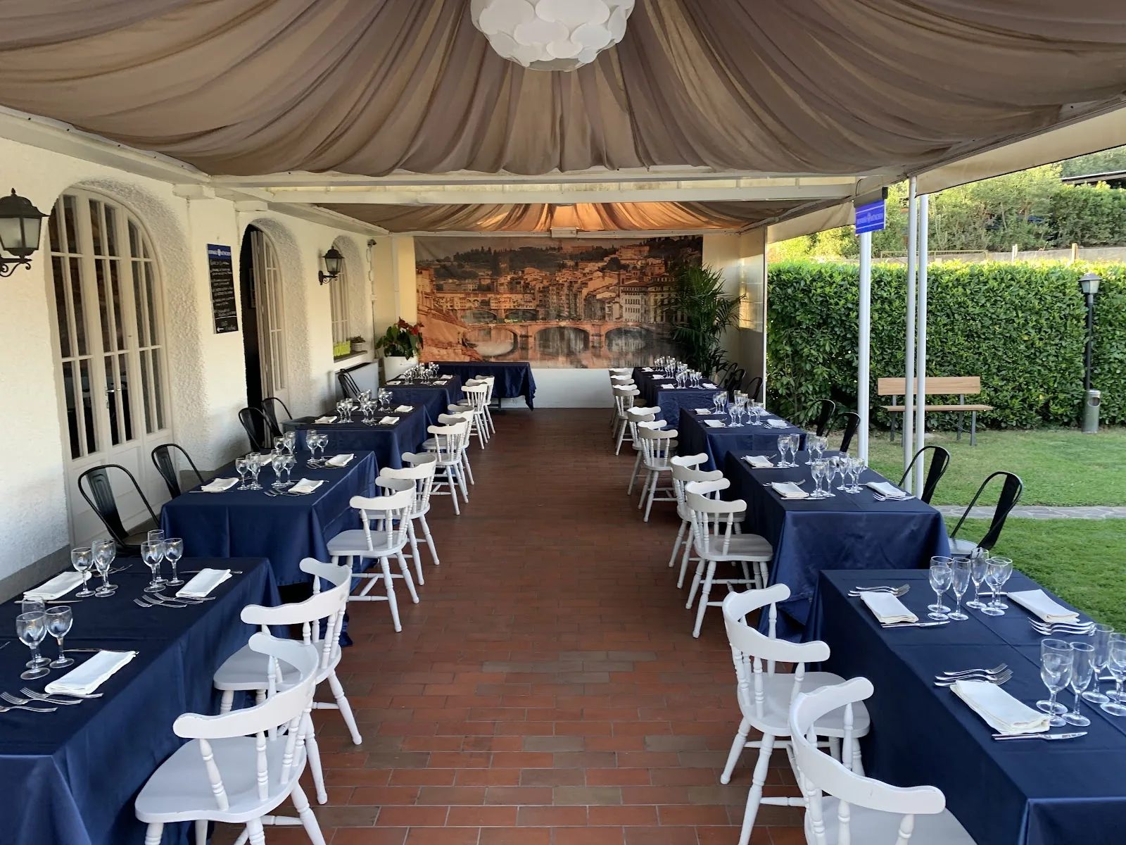 La veranda del River Pub con i tavoli apparecchiati per la serata